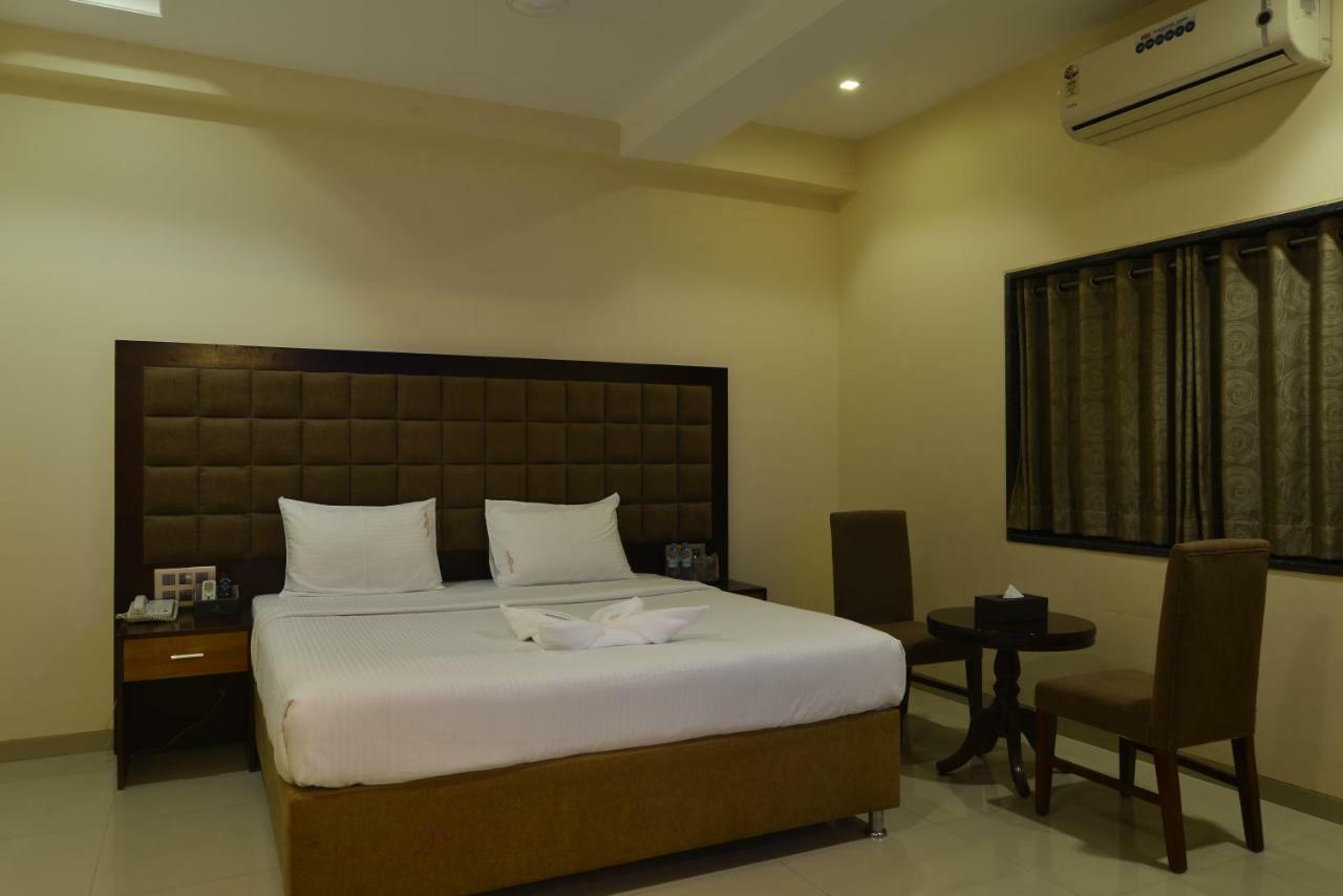 Hotel Jhankar Palace Dhule Exterior foto